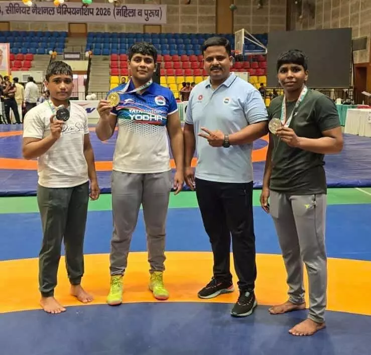 राष्ट्रीय कुश्ती प्रतियोगिता में पदक जीतने के बाद पहलवान और कोच मैट पर खड़े हैं। राष्ट्रीय कुश्ती प्रतियोगिता में पदक जीतने के बाद पहलवान और कोच मैट पर खड़े हैं।