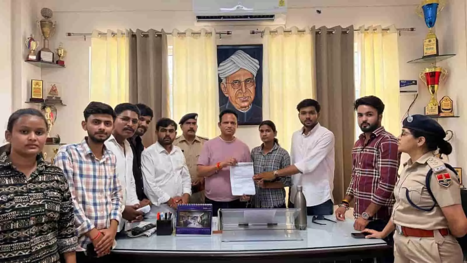 स्वामी विवेकानंद प्रतिमा के पास अभाविप कार्यकर्ता कोटा कॉलेज परिसर में मौजूद हैं। स्वामी विवेकानंद प्रतिमा के पास अभाविप कार्यकर्ता कोटा कॉलेज परिसर में मौजूद हैं।