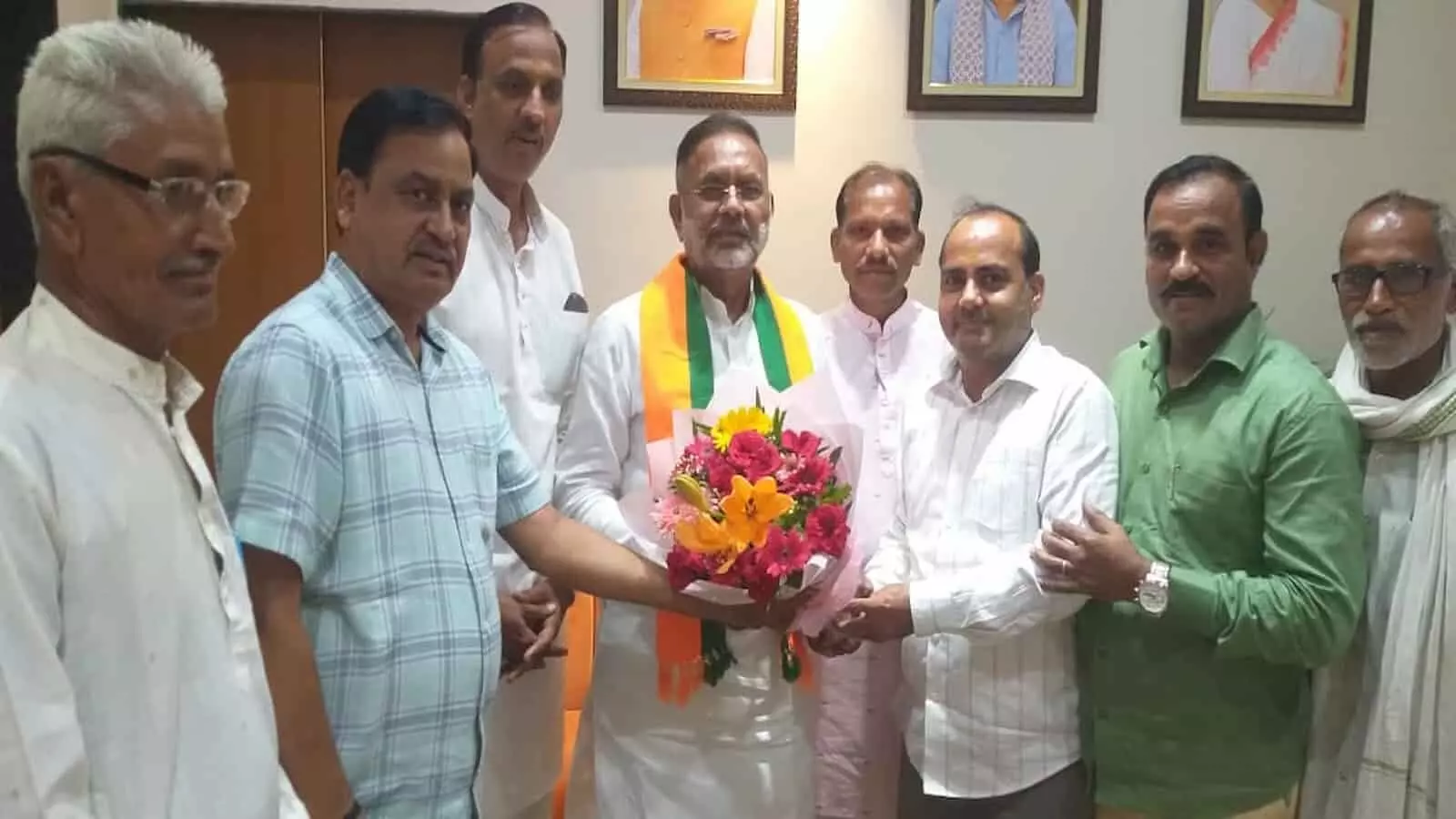 जयपुर में ऊर्जा मंत्री हीरालाल नागर और सांगोद के जनप्रतिनिधि परियोजना पर चर्चा करते हुए। जयपुर में ऊर्जा मंत्री हीरालाल नागर और सांगोद के जनप्रतिनिधि परियोजना पर चर्चा करते हुए।