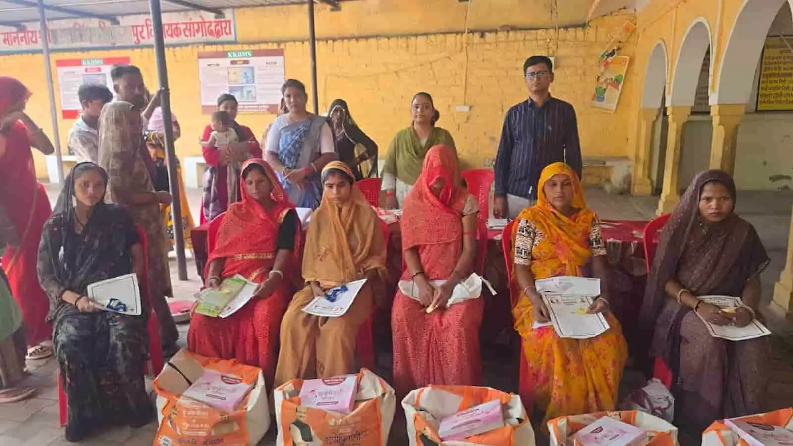 सांगोद में गर्भवती महिलाओं को सुपोषित माँ अभियान के तहत पोषण किट वितरित किए गए। सांगोद में गर्भवती महिलाओं को सुपोषित माँ अभियान के तहत पोषण किट वितरित किए गए।