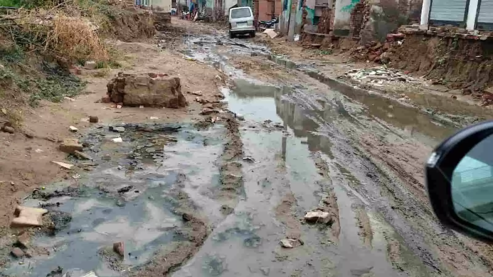 डीग जिले में सिनसिनी-सैत मार्ग पर सड़क पर बने गहरे गड्ढे और कीचड़। डीग जिले में सिनसिनी-सैत मार्ग पर सड़क पर बने गहरे गड्ढे और कीचड़।