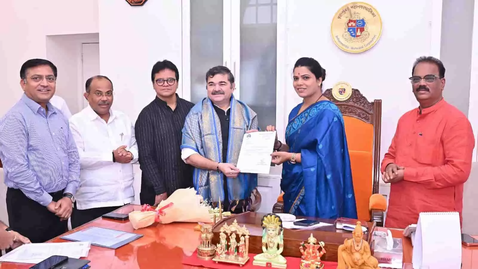 प्रशांत दामले नियुक्ति पत्र लेते हुए बीएमसी कार्यालय में दिखाई दे रहे हैं। प्रशांत दामले नियुक्ति पत्र लेते हुए बीएमसी कार्यालय में दिखाई दे रहे हैं।