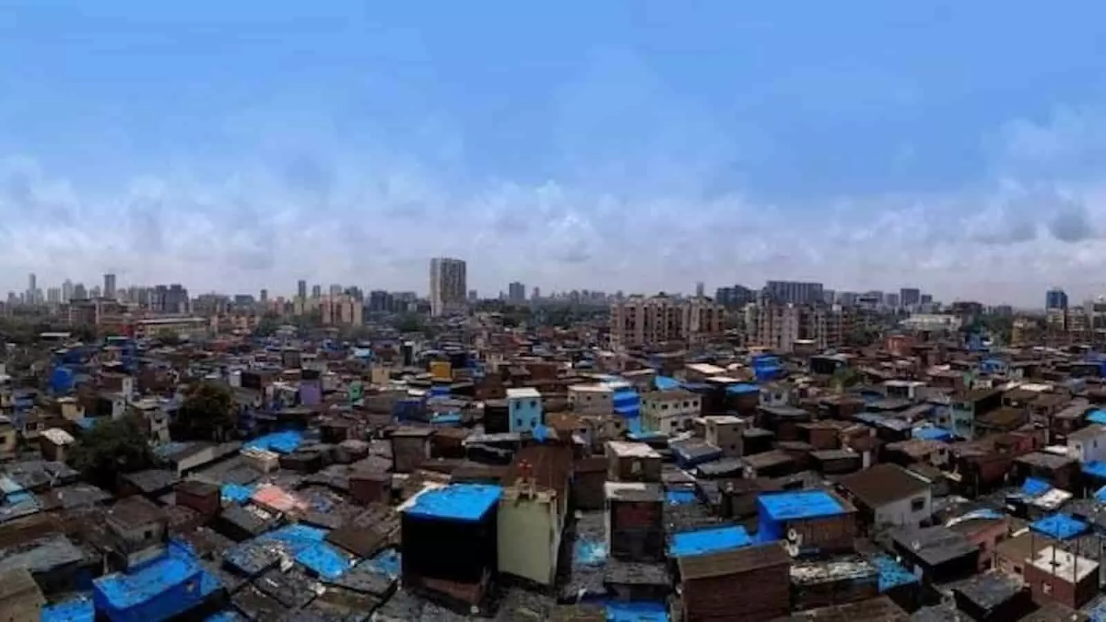 तस्वीर में मुंबई की एक घनी झुग्गी बस्ती और पीछे बहुमंजिला इमारतें दिख रही हैं। तस्वीर में मुंबई की एक घनी झुग्गी बस्ती और पीछे बहुमंजिला इमारतें दिख रही हैं।
