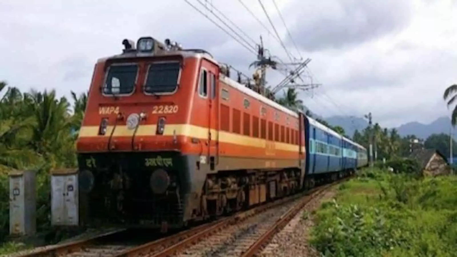 रेलवे स्टेशन के प्लेटफार्म पर खड़ी भारतीय रेलवे की अनारक्षित सामान्य डिब्बों वाली विशेष ट्रेन।