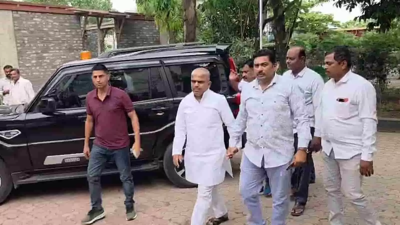 तस्वीर में सफेद कुर्ता पहने आरोपी को लातूर पुलिस टीम परिसर में ले जाते हुए दिख रही है।