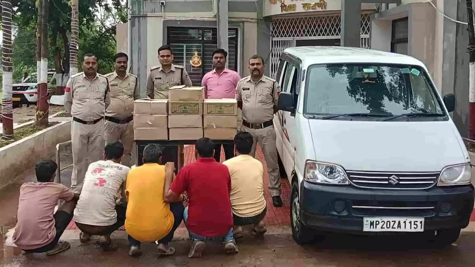 स्लीमनाबाद थाने के सामने बरामद शराब की पेटियों और गिरफ्तार आरोपियों के साथ पुलिस टीम।