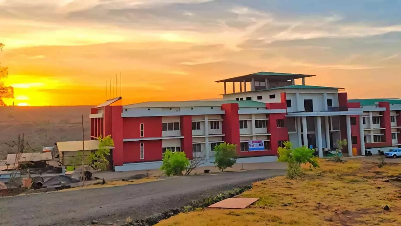 कोल्हापूर के राधानगरी में स्थित जेनेसिस इन्स्टिट्यूट ऑफ फार्मसी का मुख्य शैक्षणिक भवन।