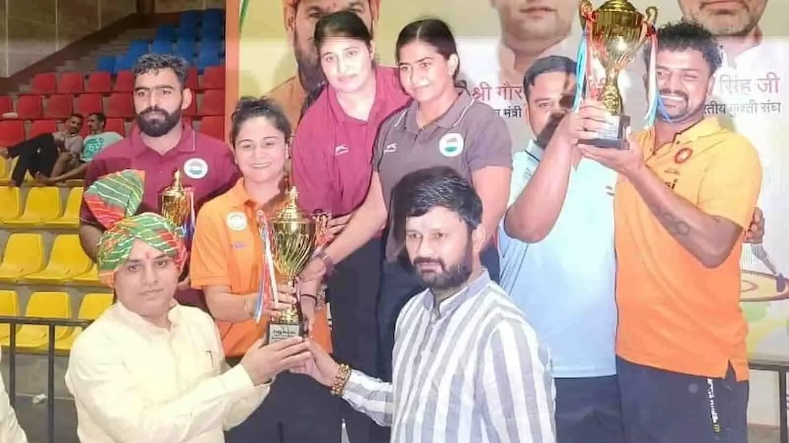 तस्वीर में राजस्थान के रेसलिंग खिलाड़ी और अधिकारी ट्रॉफी के साथ दिखाई दे रहे हैं। तस्वीर में राजस्थान के रेसलिंग खिलाड़ी और अधिकारी ट्रॉफी के साथ दिखाई दे रहे हैं।