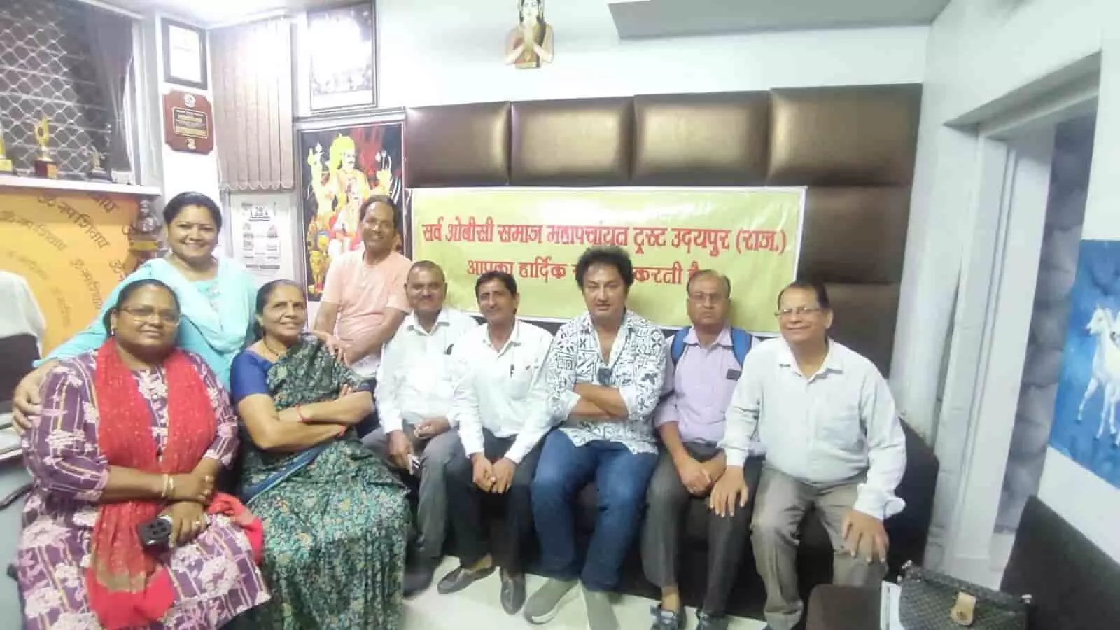 तस्वीर में सर्व ओबीसी महापंचायत ट्रस्ट के पदाधिकारी उदयपुर में बैठक के दौरान बैठे हुए हैं। तस्वीर में सर्व ओबीसी महापंचायत ट्रस्ट के पदाधिकारी उदयपुर में बैठक के दौरान बैठे हुए हैं।