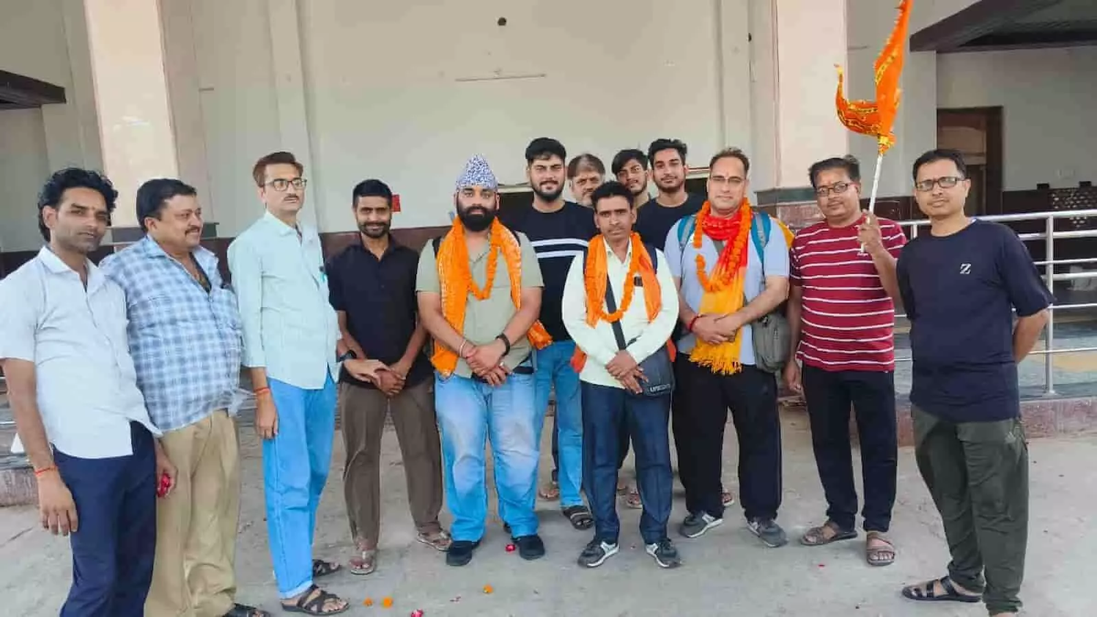 बयाना से अमरनाथ यात्रा के लिए रवाना होते हुए श्रद्धालु समूह में खड़े हैं। बयाना से अमरनाथ यात्रा के लिए रवाना होते हुए श्रद्धालु समूह में खड़े हैं।