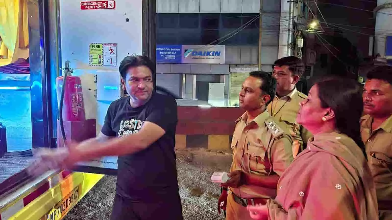 तस्वीर में बस के आपातकालीन द्वार की जांच करते पुलिस अधिकारी और प्रशासनिक दल भीलवाड़ा में दिख रहे हैं। तस्वीर में बस के आपातकालीन द्वार की जांच करते पुलिस अधिकारी और प्रशासनिक दल भीलवाड़ा में दिख रहे हैं।