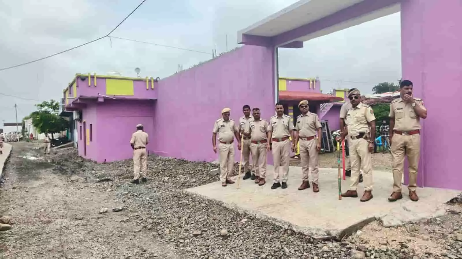 अरनोद में सरकारी भूमि पर कार्रवाई के दौरान मौके पर तैनात पुलिस अधिकारी और जवान। अरनोद में सरकारी भूमि पर कार्रवाई के दौरान मौके पर तैनात पुलिस अधिकारी और जवान।