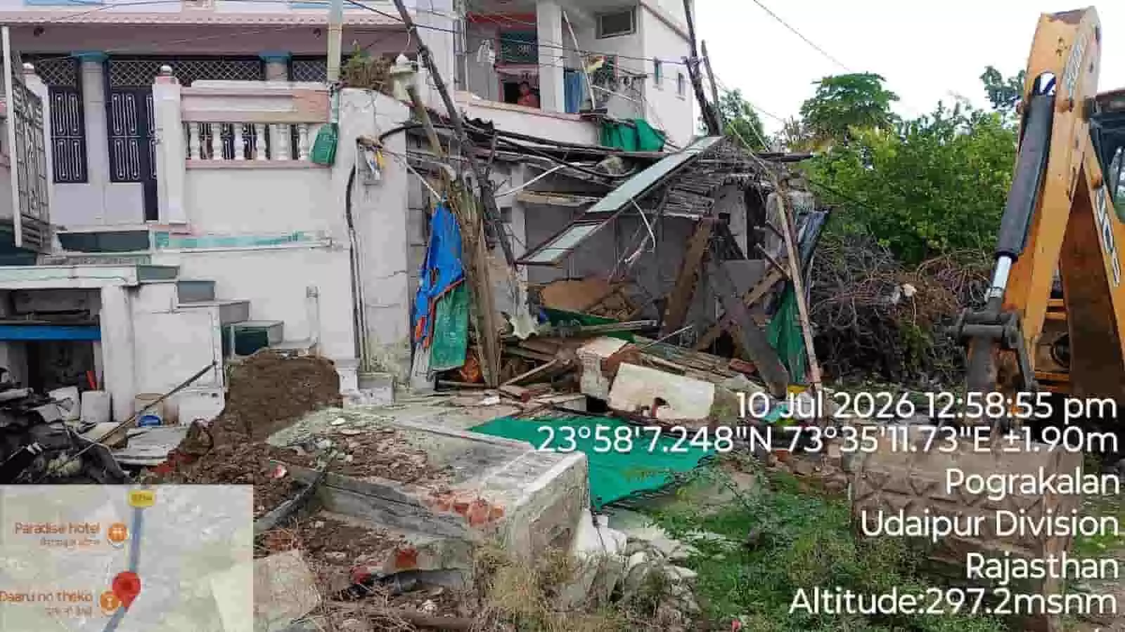 बुलडोजर द्वारा तोड़ा गया अवैध ढांचा खेरवाड़ा में राजमार्ग के किनारे स्थित है।