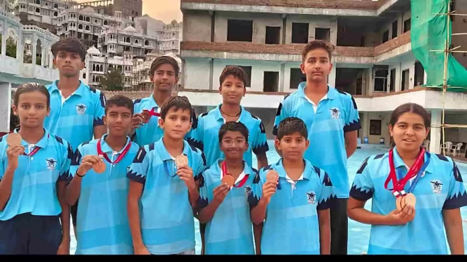 उदयपुर में राजस्थान जूनियर एक्वाटिक चैम्पियनशिप में पदक जीतने वाले तैराक स्विमिंग पूल के पास खड़े हैं। उदयपुर में राजस्थान जूनियर एक्वाटिक चैम्पियनशिप में पदक जीतने वाले तैराक स्विमिंग पूल के पास खड़े हैं।