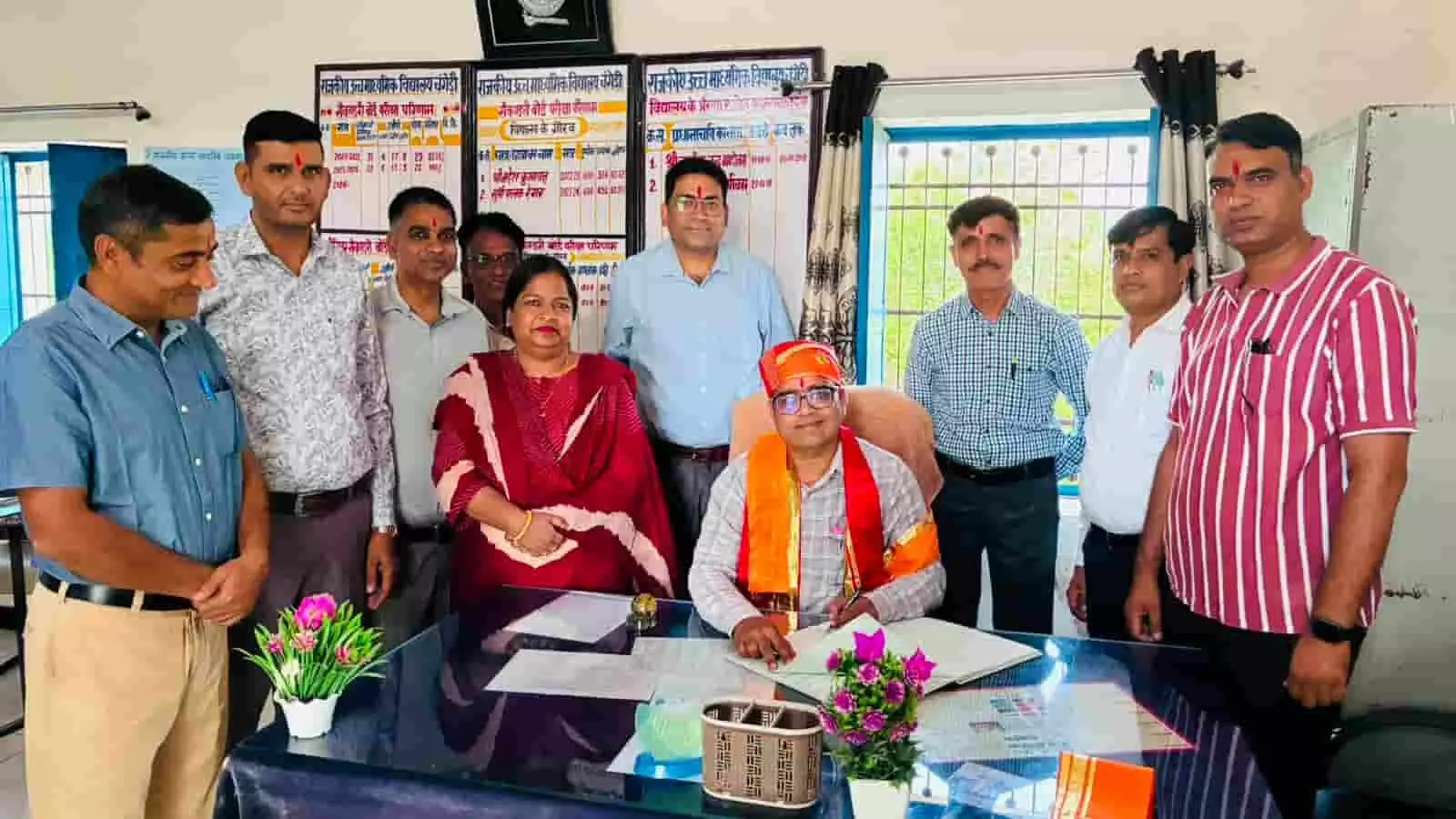 तस्वीर में नए प्रधानाचार्य सुरजमल जीनगर चंगेड़ी विद्यालय कार्यालय में पदभार ग्रहण करते हुए दिख रहे हैं। तस्वीर में नए प्रधानाचार्य सुरजमल जीनगर चंगेड़ी विद्यालय कार्यालय में पदभार ग्रहण करते हुए दिख रहे हैं।