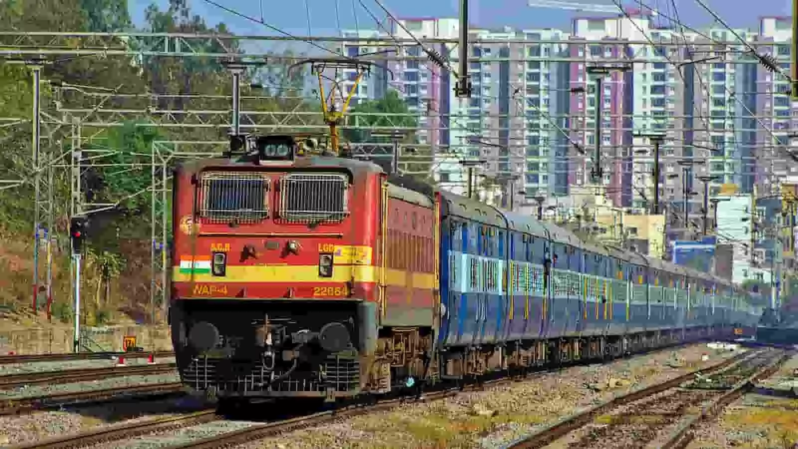 वडोदरा रेलवे स्टेशन यार्ड में ट्रेन की पटरियां और आधुनिक सिग्नलिंग प्रणाली का दृश्य।