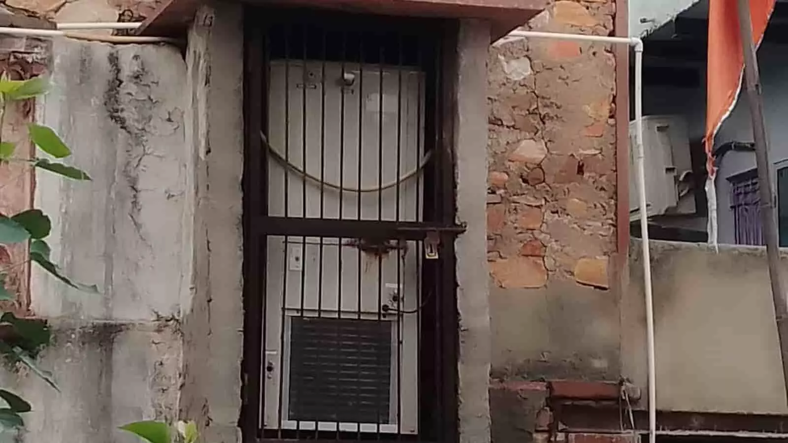 भुसावर में लोहे की जाली के पीछे बंद पड़ा एक सार्वजनिक वाटर कूलर। भुसावर में लोहे की जाली के पीछे बंद पड़ा एक सार्वजनिक वाटर कूलर।