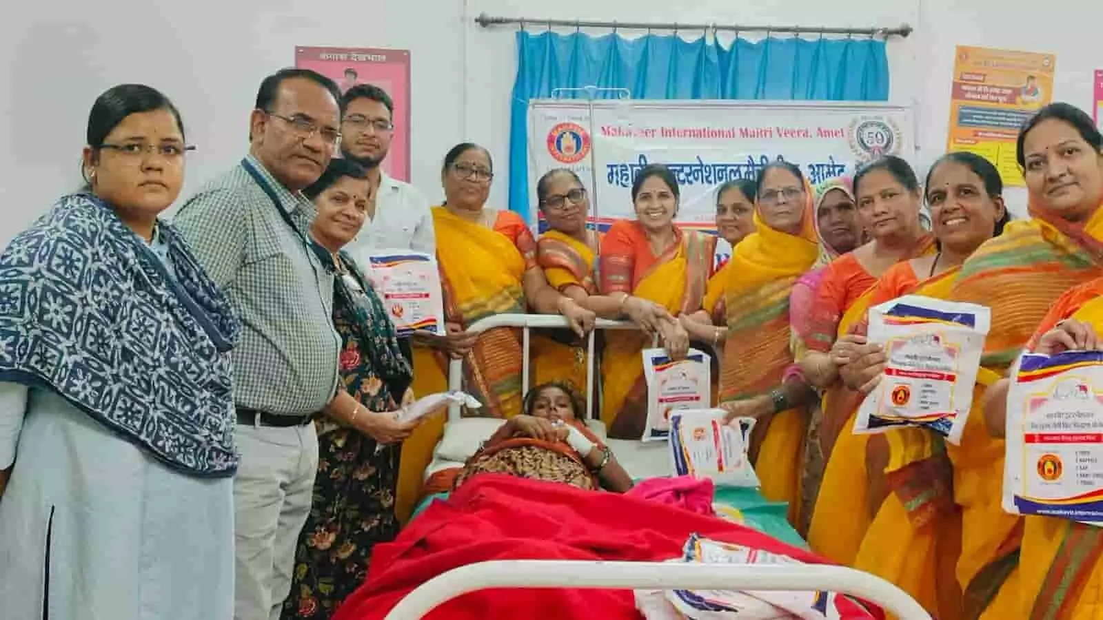 आमेट के स्वास्थ्य केंद्र में चिकित्सा स्टाफ और मैत्री वीरा सदस्य महिला को बेबी किट देते हुए। आमेट के स्वास्थ्य केंद्र में चिकित्सा स्टाफ और मैत्री वीरा सदस्य महिला को बेबी किट देते हुए।