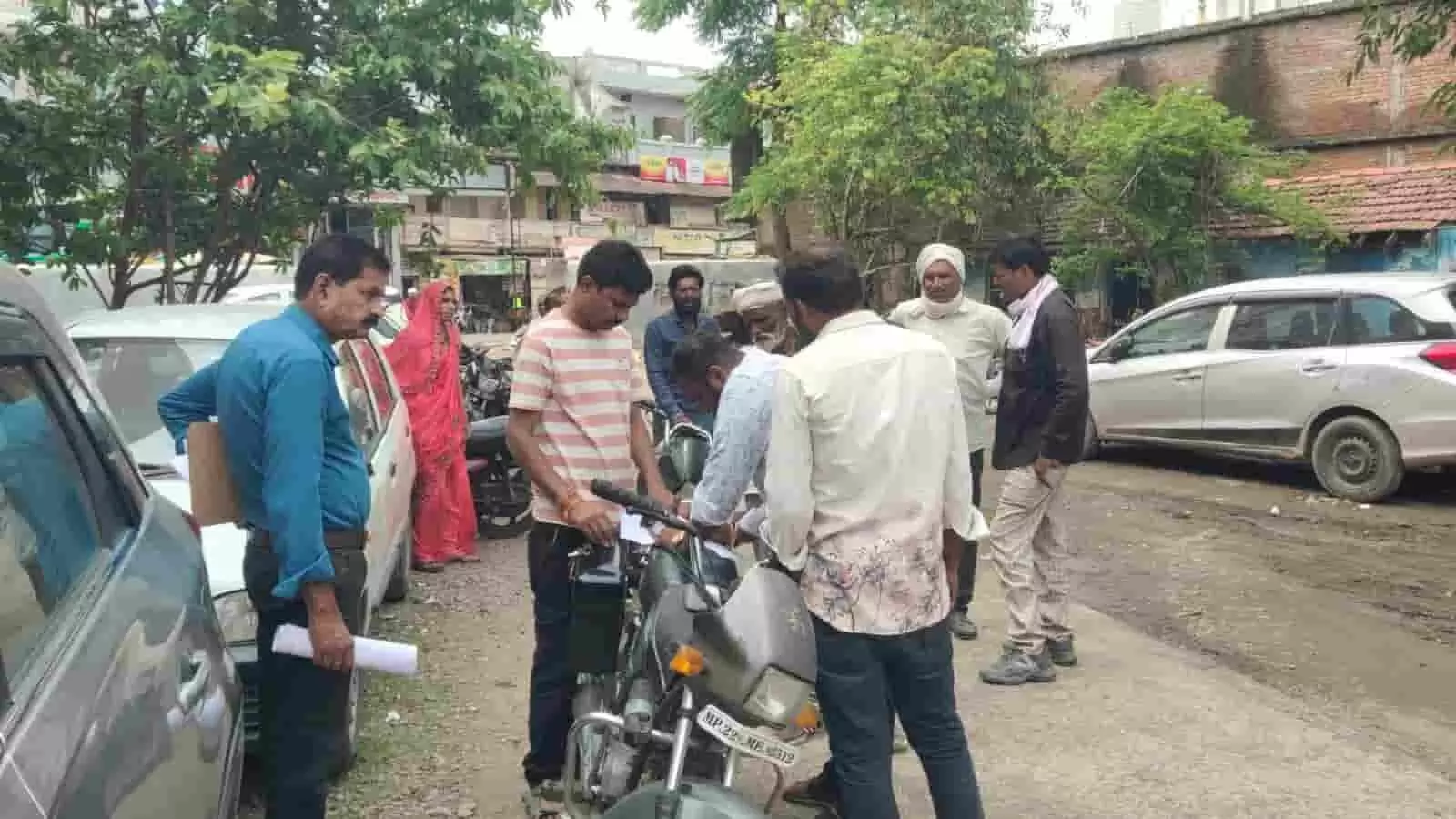 गोटेगांव में पुलिस कर्मी संदिग्ध मौत के मामले में घटनास्थल पर जांच कर रहे हैं।