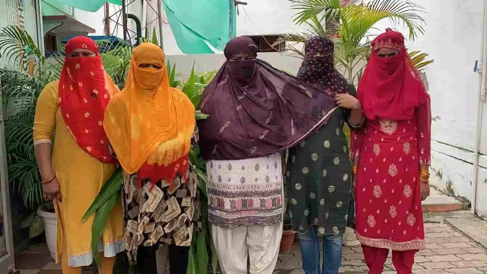 वाराणसी कैंट स्टेशन पर पुलिस द्वारा हिरासत में ली गई पांच महिलाएं। वाराणसी कैंट स्टेशन पर पुलिस द्वारा हिरासत में ली गई पांच महिलाएं।