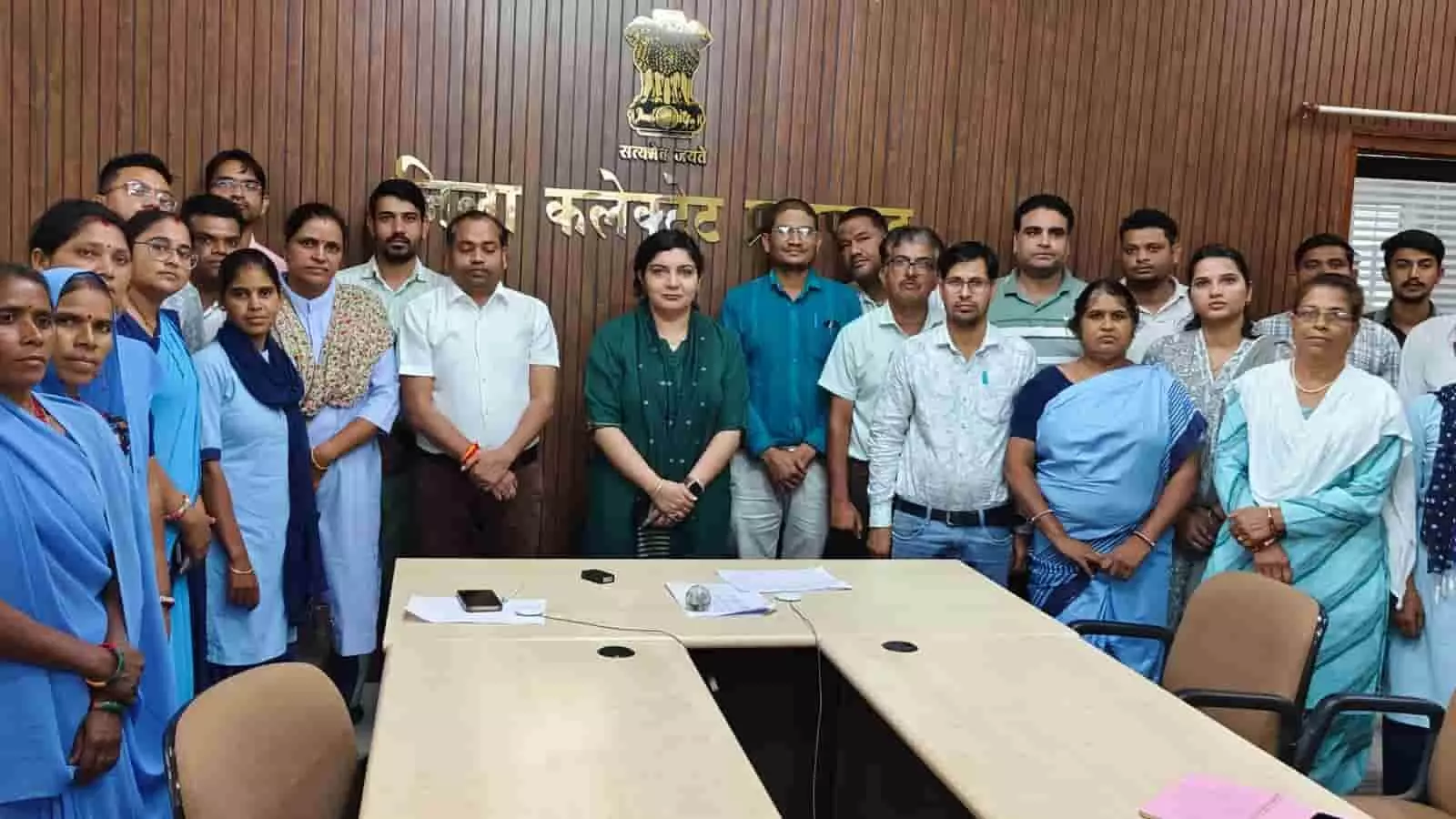 तस्वीर में प्रतापगढ़ कलेक्ट्रेट कार्यालय के भीतर जिला कलक्टर और स्वास्थ्य विभाग के अधिकारी सामूहिक रूप से खड़े हैं। तस्वीर में प्रतापगढ़ कलेक्ट्रेट कार्यालय के भीतर जिला कलक्टर और स्वास्थ्य विभाग के अधिकारी सामूहिक रूप से खड़े हैं।
