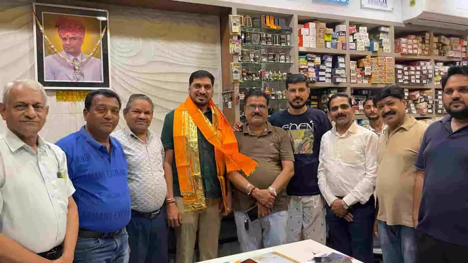 तस्वीर में संयुक्त व्यापार महासंघ संस्थान के पदाधिकारी अमित कलाल का स्वागत करते हुए खड़े हैं। तस्वीर में संयुक्त व्यापार महासंघ संस्थान के पदाधिकारी अमित कलाल का स्वागत करते हुए खड़े हैं।