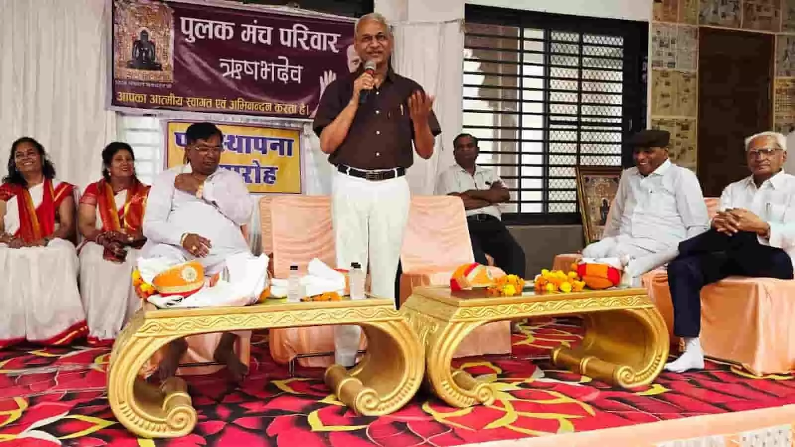 तस्वीर में ऋषभदेव पुलक मंच के कार्यक्रम में मंच पर माइक से संबोधित करते अतिथि दिख रहे हैं। तस्वीर में ऋषभदेव पुलक मंच के कार्यक्रम में मंच पर माइक से संबोधित करते अतिथि दिख रहे हैं।