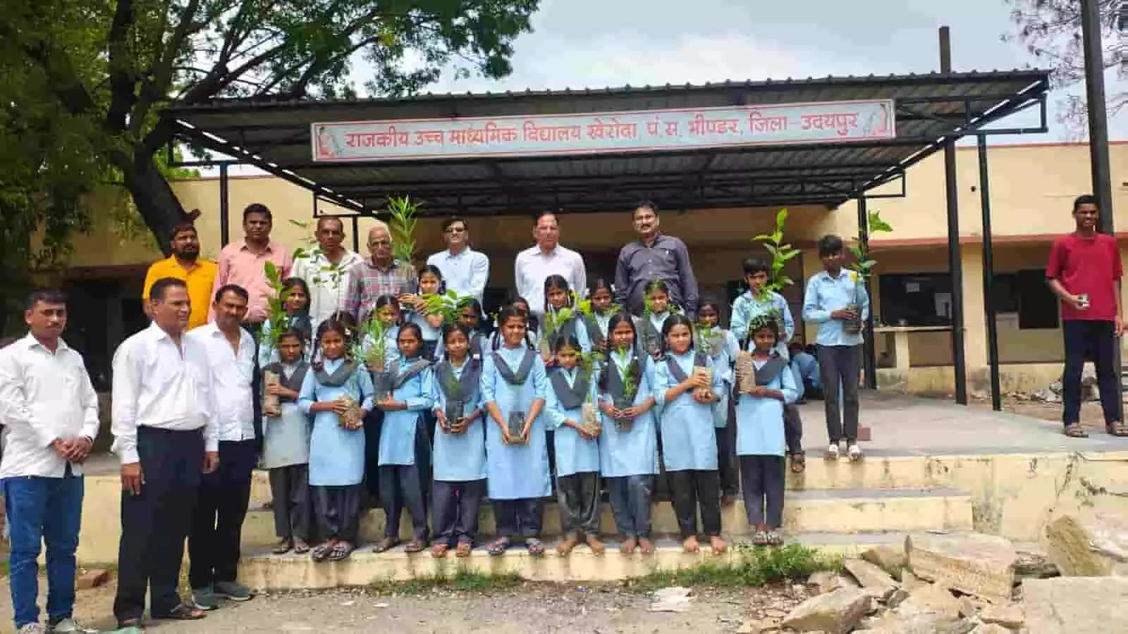 खेरोदा विद्यालय विकास पर मंथन, जर्जर भवन की मरम्मत के लिए बनी सहमति, अतिथियों ने किया वृक्षारोपण