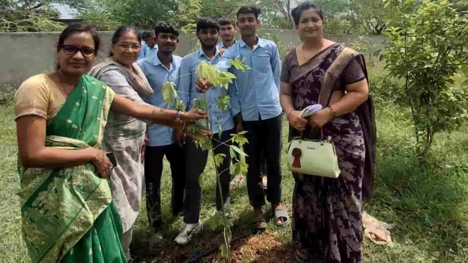 विद्यालय परिसर में शिक्षिकाएं और छात्र पौधा लगाते हुए नजर आ रहे हैं। विद्यालय परिसर में शिक्षिकाएं और छात्र पौधा लगाते हुए नजर आ रहे हैं।