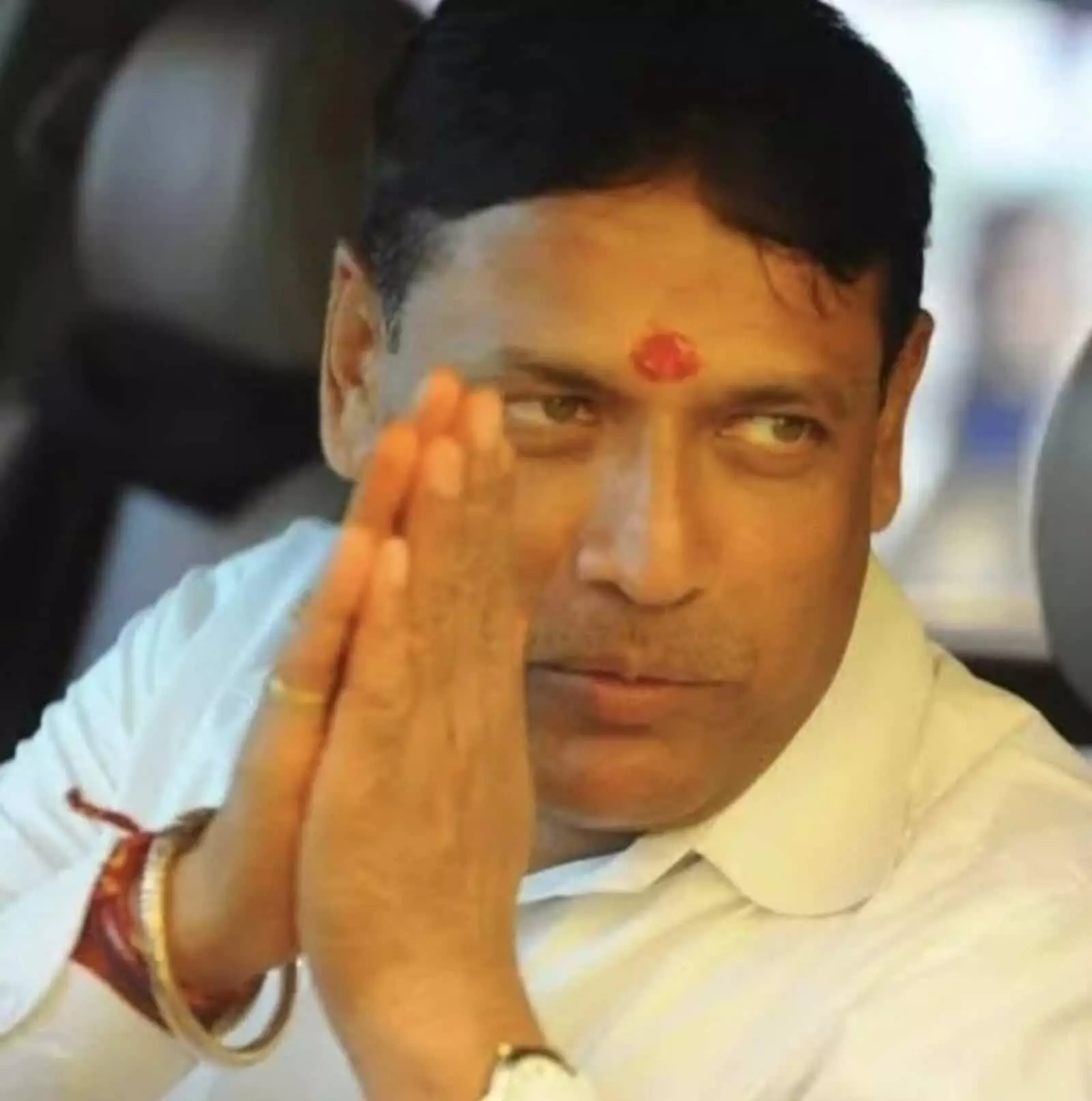 तस्वीर में हाथ जोड़कर नमस्ते करते हुए विधायक प्रमोद जैन भाया नजर आ रहे हैं।