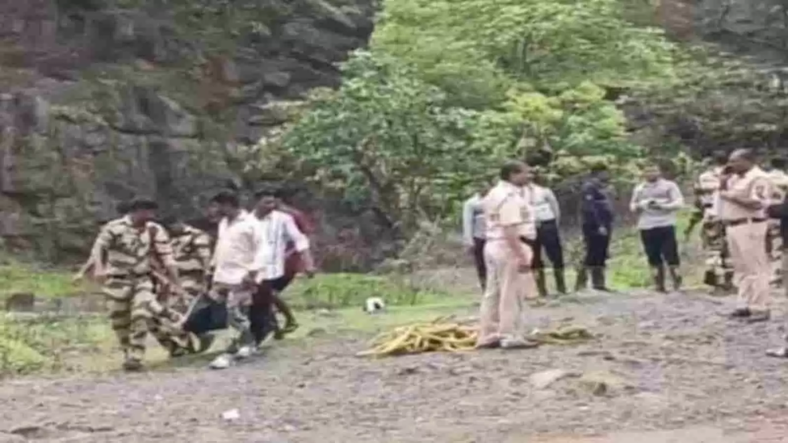 खदान परिसर में पुलिस और सुरक्षा कर्मी जांच अभियान के संदर्भ में उपस्थित हैं। खदान परिसर में पुलिस और सुरक्षा कर्मी जांच अभियान के संदर्भ में उपस्थित हैं।