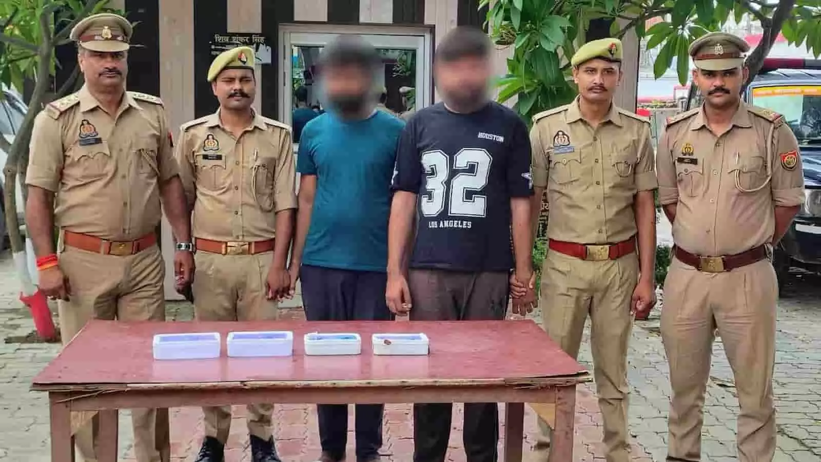 रायबरेली में दो संदिग्ध व्यक्तियों के साथ वर्दीधारी पुलिसकर्मी दिखाई दे रहे हैं। रायबरेली में दो संदिग्ध व्यक्तियों के साथ वर्दीधारी पुलिसकर्मी दिखाई दे रहे हैं।