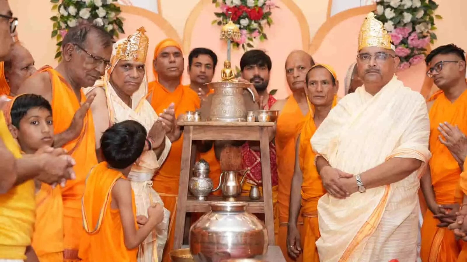 जैन समाज के श्रद्धालु और इंद्र स्वरूप पुरुष केसरिया वस्त्रों में वेदी के सामने धार्मिक विधान करते हुए। जैन समाज के श्रद्धालु और इंद्र स्वरूप पुरुष केसरिया वस्त्रों में वेदी के सामने धार्मिक विधान करते हुए।