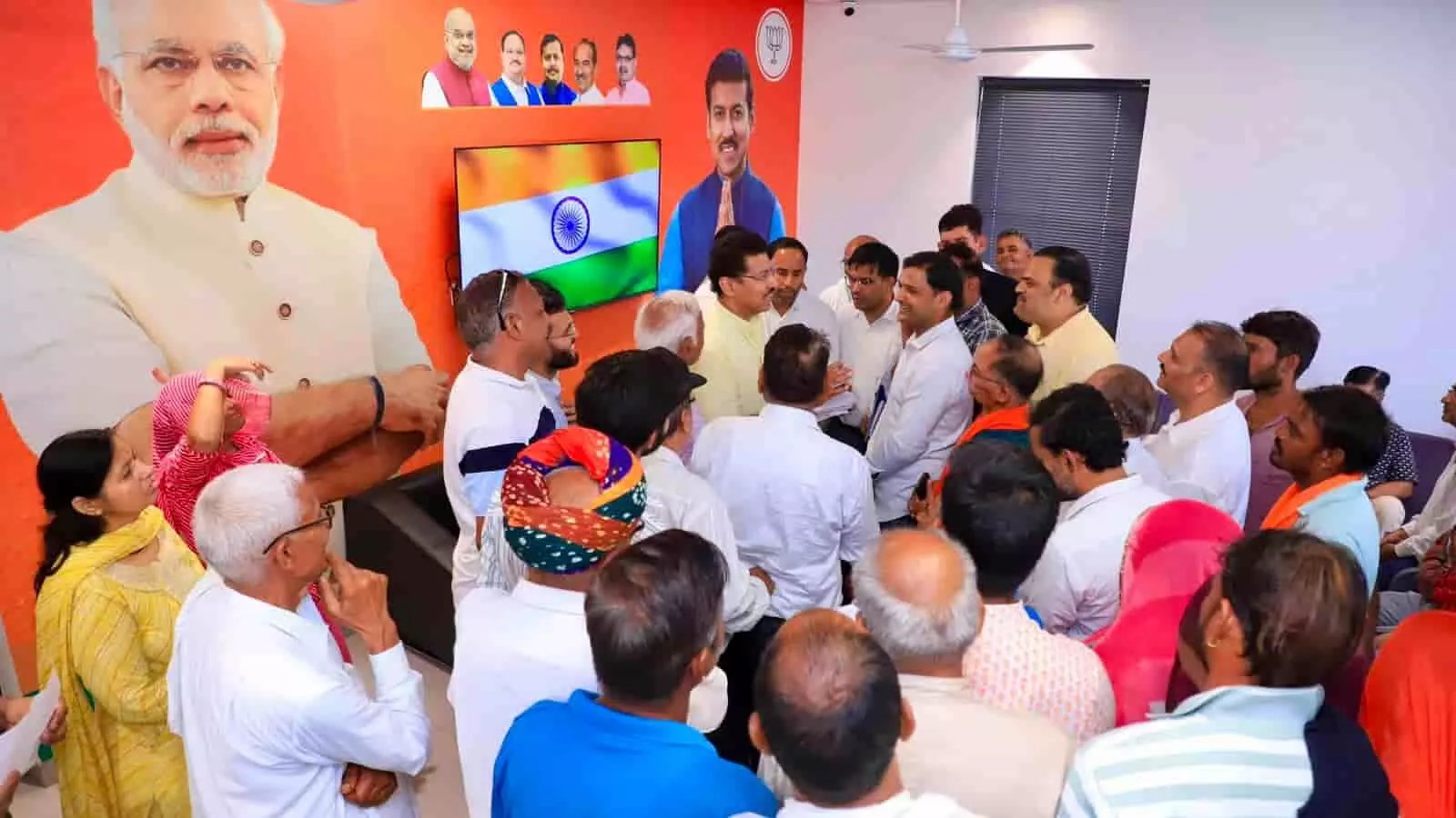 तस्वीर में कैबिनेट मंत्री कर्नल राज्यवर्धन राठौड़ जयपुर में लोगों की समस्याएं सुनते दिख रहे हैं। तस्वीर में कैबिनेट मंत्री कर्नल राज्यवर्धन राठौड़ जयपुर में लोगों की समस्याएं सुनते दिख रहे हैं।