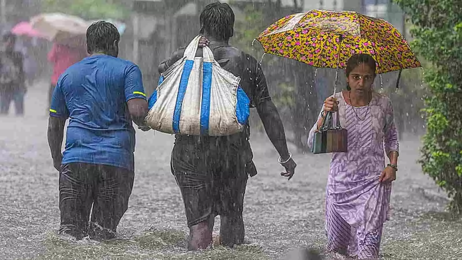 तेज बारिश में जलभराव वाली सड़क से गुजरते हुए लोग और एक महिला। तेज बारिश में जलभराव वाली सड़क से गुजरते हुए लोग और एक महिला।