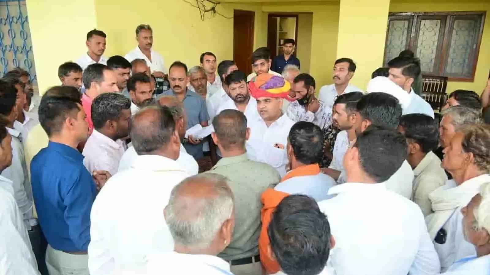 तस्वीर में डूंगला जनसुनवाई के दौरान ग्रामीणों की समस्याएं सुनते मंत्री गौतम दक दिख रहे हैं। तस्वीर में डूंगला जनसुनवाई के दौरान ग्रामीणों की समस्याएं सुनते मंत्री गौतम दक दिख रहे हैं।