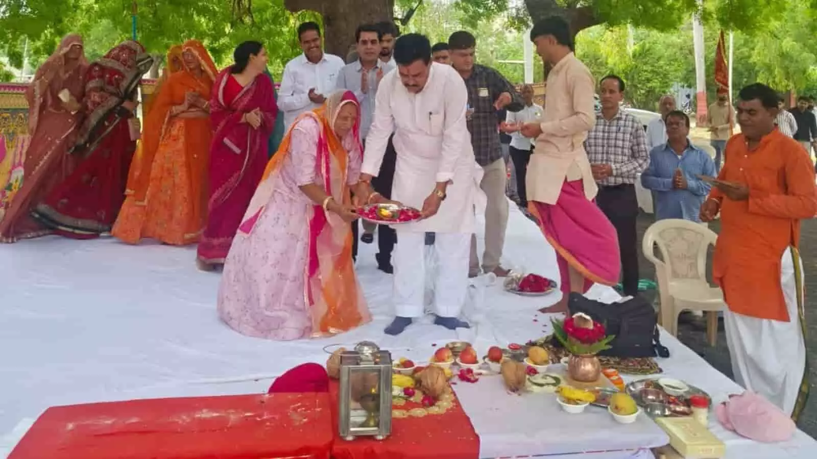 छोटी सादड़ी में आयोजित भूमि पूजन समारोह के दौरान वैदिक अनुष्ठान करते पूर्व मंत्री उदयलाल आंजना और अन्य लोग। छोटी सादड़ी में आयोजित भूमि पूजन समारोह के दौरान वैदिक अनुष्ठान करते पूर्व मंत्री उदयलाल आंजना और अन्य लोग।