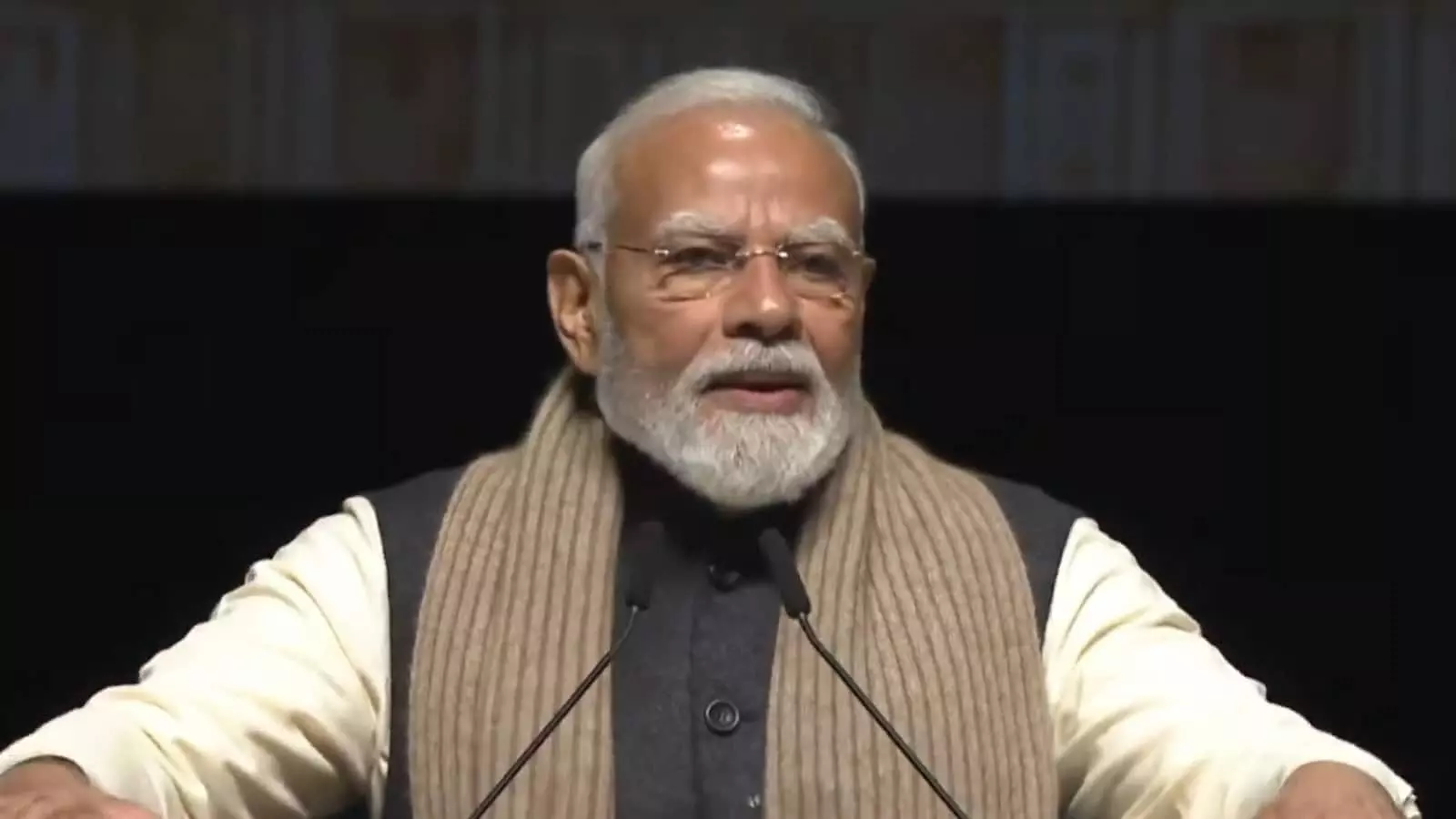 मंच पर खड़े होकर भाषण देते हुए प्रधानमंत्री नरेंद्र मोदी।