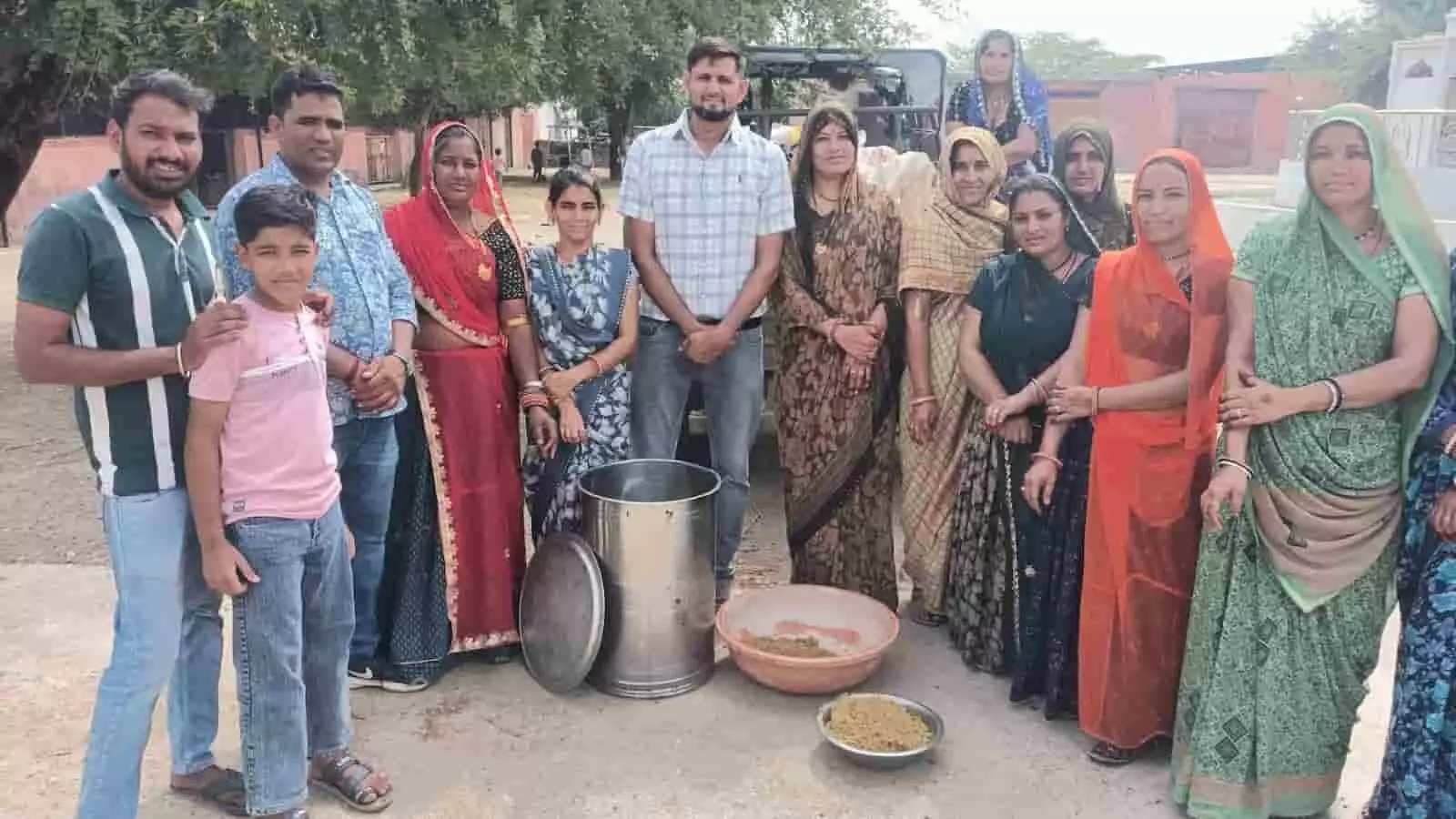 तस्वीर में डूंगला की महावीर गौशाला परिसर में बर्तनों के पास खड़े लोग गौ सेवा कार्यक्रम में भाग लेते हुए दिख रहे हैं।