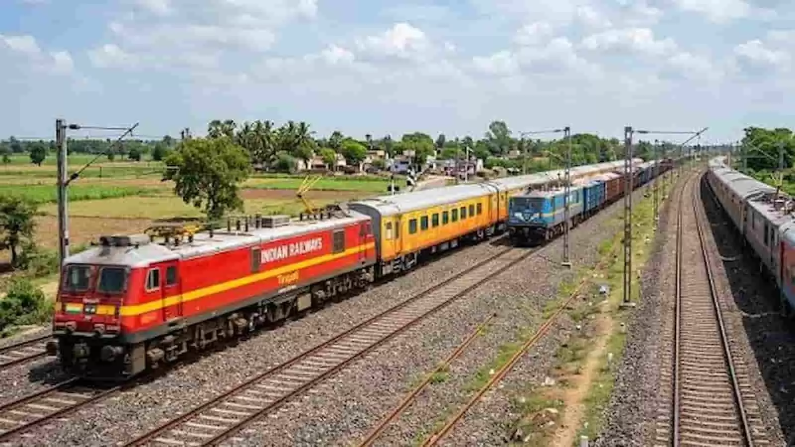 रेलवे ट्रैक पर दौड़ती हुई भारतीय रेल की यात्री गाड़ियां