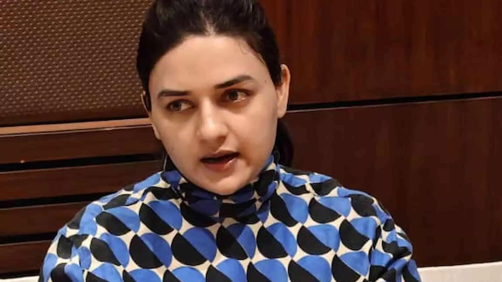 तस्वीर में एस्या सेंटर की डायरेक्टर मेघना बाल गहरे रंग की पृष्ठभूमि के सामने बातचीत करती नजर आ रही हैं। तस्वीर में एस्या सेंटर की डायरेक्टर मेघना बाल गहरे रंग की पृष्ठभूमि के सामने बातचीत करती नजर आ रही हैं।