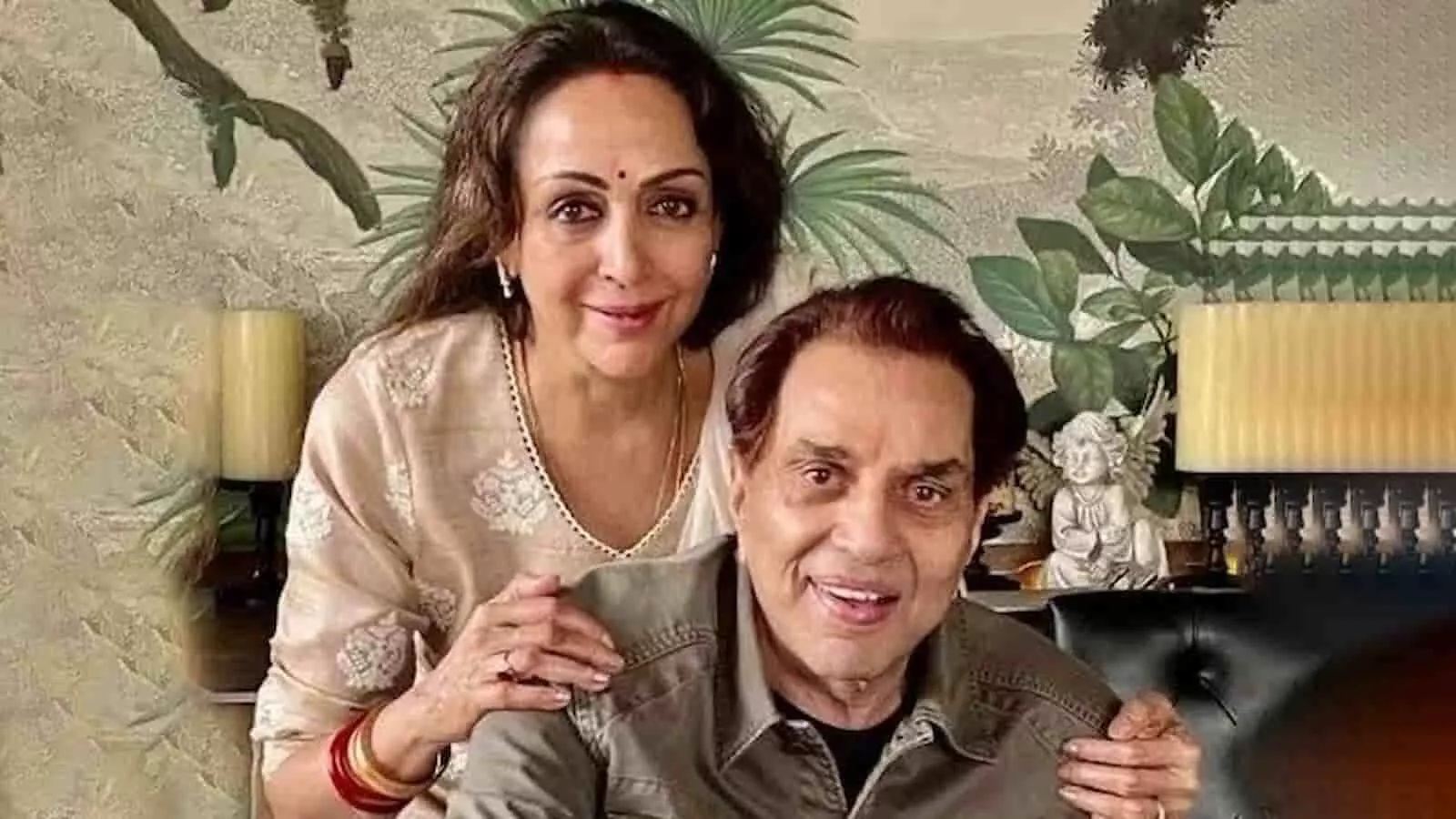 तस्वीर में हेमा मालिनी और धर्मेंद्र साथ बैठे हुए दिखाई दे रहे हैं। तस्वीर में हेमा मालिनी और धर्मेंद्र साथ बैठे हुए दिखाई दे रहे हैं।