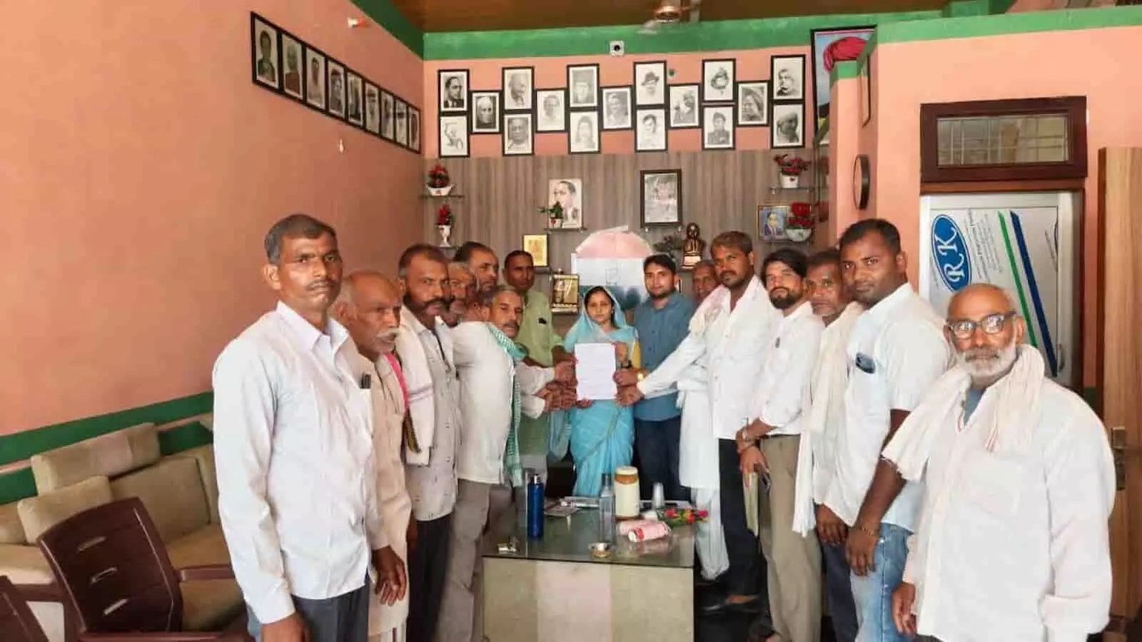 कार्यालय के अंदर ग्रामीणों का समूह सांसद संजना जाटव को लिखित ज्ञापन पत्र सौंपता हुआ। कार्यालय के अंदर ग्रामीणों का समूह सांसद संजना जाटव को लिखित ज्ञापन पत्र सौंपता हुआ।