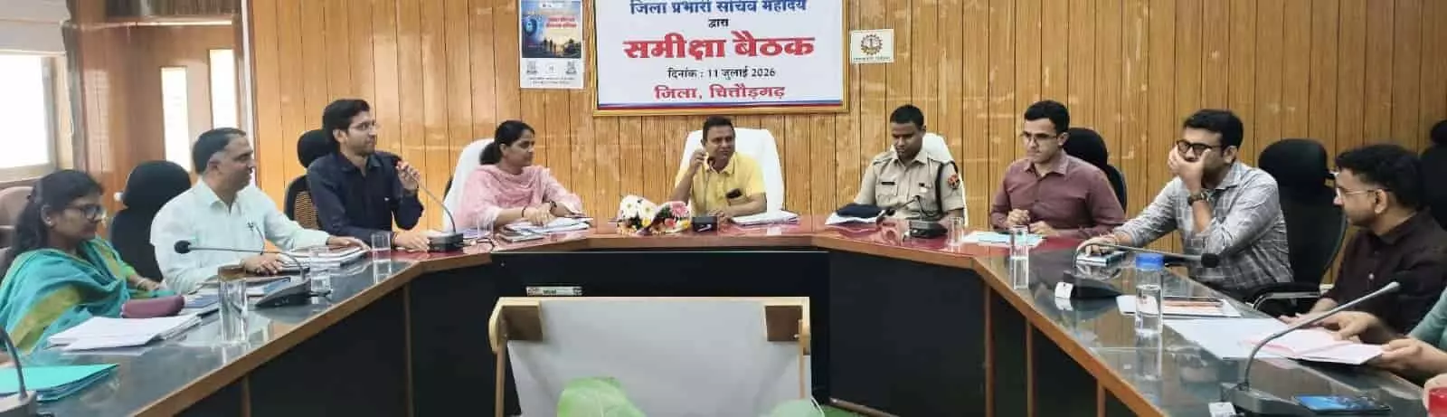 तस्वीर में चित्तौड़गढ़ जिला परिषद सभागार की बैठक में अधिकारी चर्चा करते हुए दिख रहे हैं।