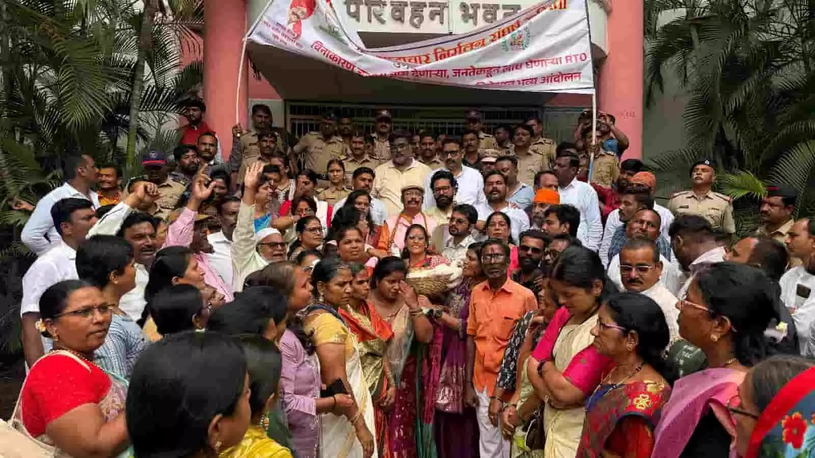 लातूर आरटीओ कार्यालयाबाहेर जमलेले आंदोलक आणि भ्रष्टाचार विरोधी समितीचे कार्यकर्ते. लातूर आरटीओ कार्यालयाबाहेर जमलेले आंदोलक आणि भ्रष्टाचार विरोधी समितीचे कार्यकर्ते.