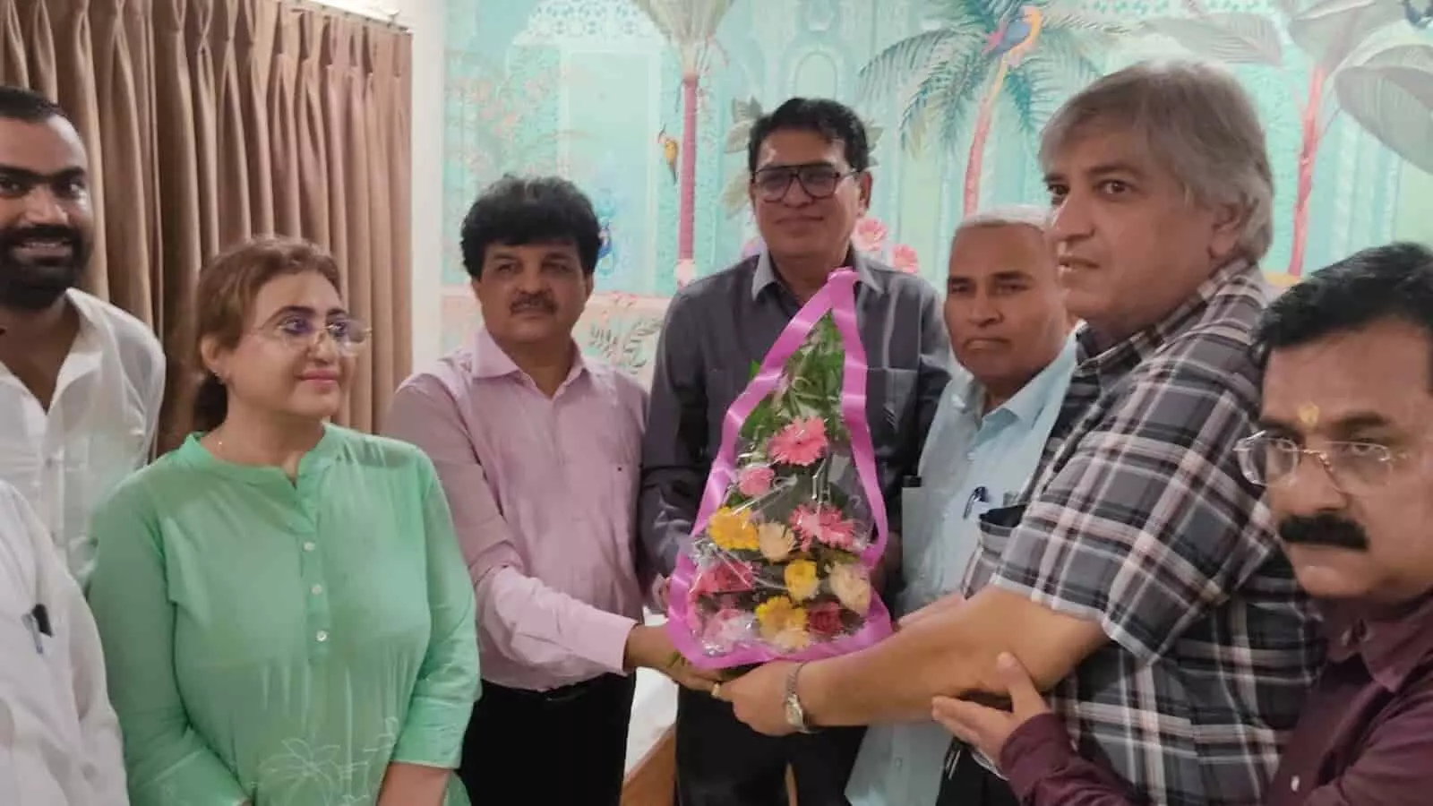 राजस्थान प्रेस क्लब के नवनिर्वाचित पदाधिकारी और सदस्य मुंबई में एक कार्यक्रम के दौरान। राजस्थान प्रेस क्लब के नवनिर्वाचित पदाधिकारी और सदस्य मुंबई में एक कार्यक्रम के दौरान।