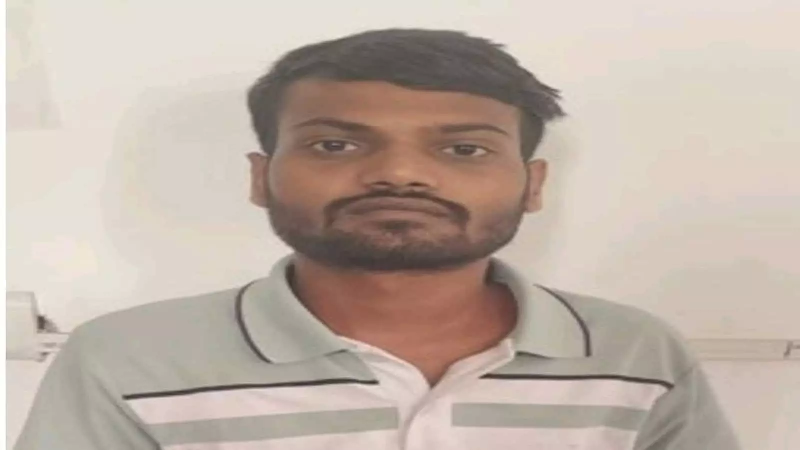 तस्वीर में नागपुर से गिरफ्तार साइबर धोखाधड़ी का आरोपी राहुल गजभिये दिखाई दे रहा है। तस्वीर में नागपुर से गिरफ्तार साइबर धोखाधड़ी का आरोपी राहुल गजभिये दिखाई दे रहा है।
