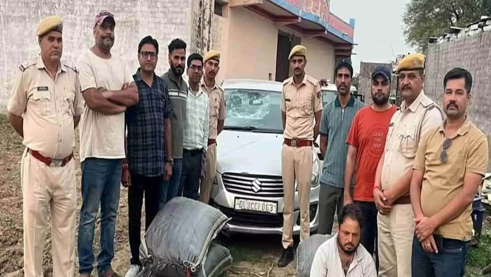 एएनटीएफ अधिकारी कोटा में डोडा पोस्त और गिरफ्तार आरोपी के साथ खड़े हैं। एएनटीएफ अधिकारी कोटा में डोडा पोस्त और गिरफ्तार आरोपी के साथ खड़े हैं।