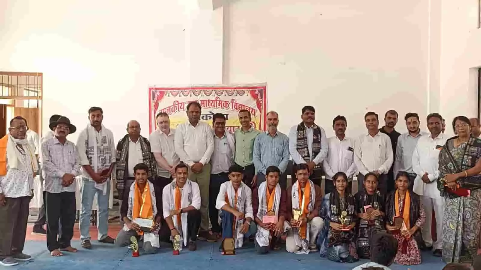 सम्मान समारोह के दौरान आकोला विद्यालय के मंच पर अतिथियों के साथ बैठे सम्मानित मेधावी विद्यार्थी। सम्मान समारोह के दौरान आकोला विद्यालय के मंच पर अतिथियों के साथ बैठे सम्मानित मेधावी विद्यार्थी।