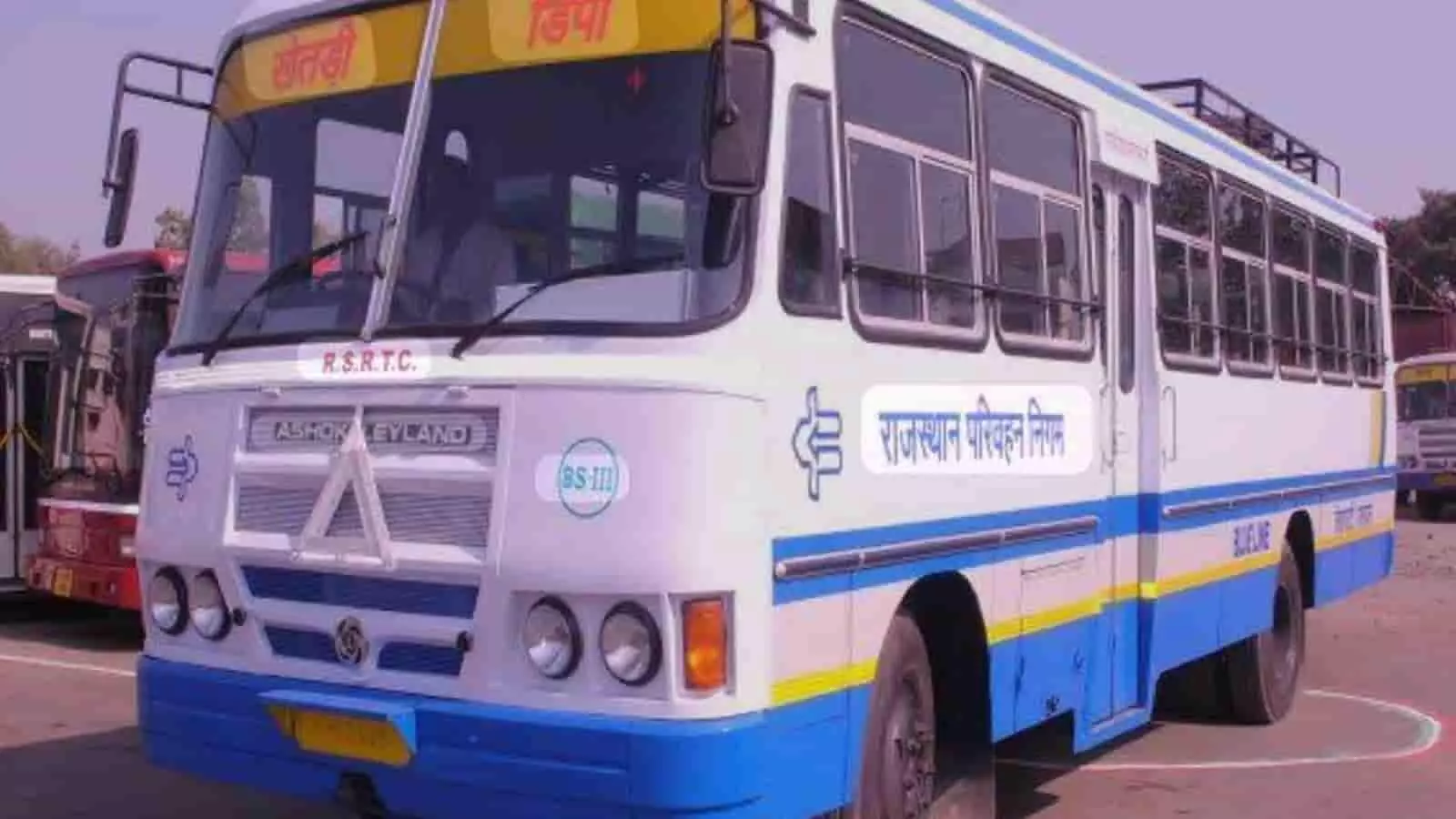 तस्वीर में डिपो परिसर में खड़ी राजस्थान राज्य पथ परिवहन निगम की बस परिवहन सेवा के संदर्भ में दिख रही है। तस्वीर में डिपो परिसर में खड़ी राजस्थान राज्य पथ परिवहन निगम की बस परिवहन सेवा के संदर्भ में दिख रही है।